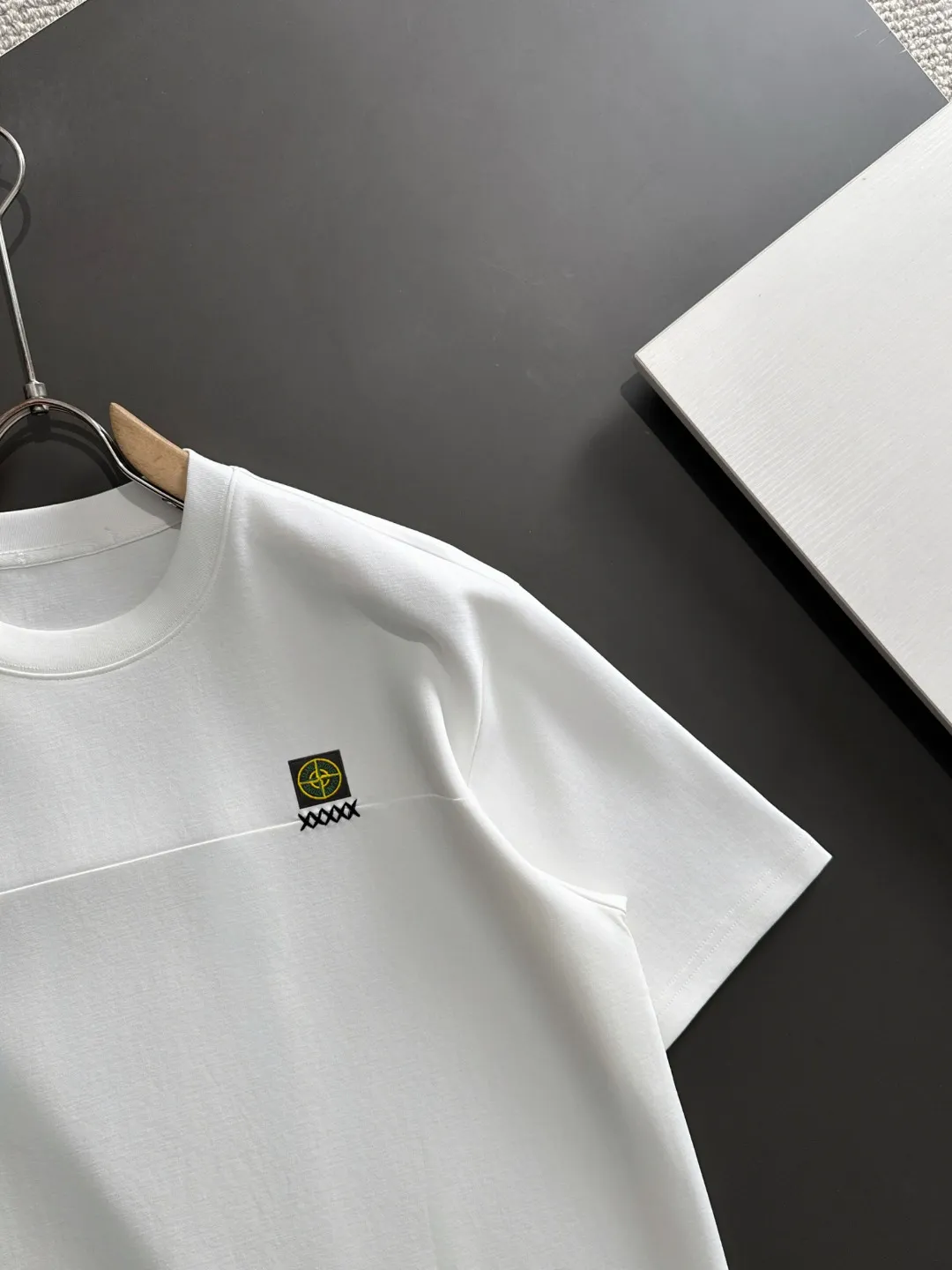 🅿️330 shipped next day. High version Stone Island/Stone Island 25ss spring and summer new high-definition T-shirt. Made with machines imported from Italy. It is truly the most luxurious and high-quality. It is a style that you can wear with your eyes closed. Combed and heavyweight fabrics. High-strength and heavy-weight fabrics feel full of weight when weighed. The upper body is also more textured than ordinary T-shirts and is not easy to deform. This texture can cope with the weather. It is sweat-absorbent and breathable, suitable for both hot and cold conditions! Perfectly produced with reference to the original stitch and stitch! The loose fit design is super noble. Custom-woven signature ribbed collar, cuffs, and hem. Really rare and rare goods Size: M-XXXL